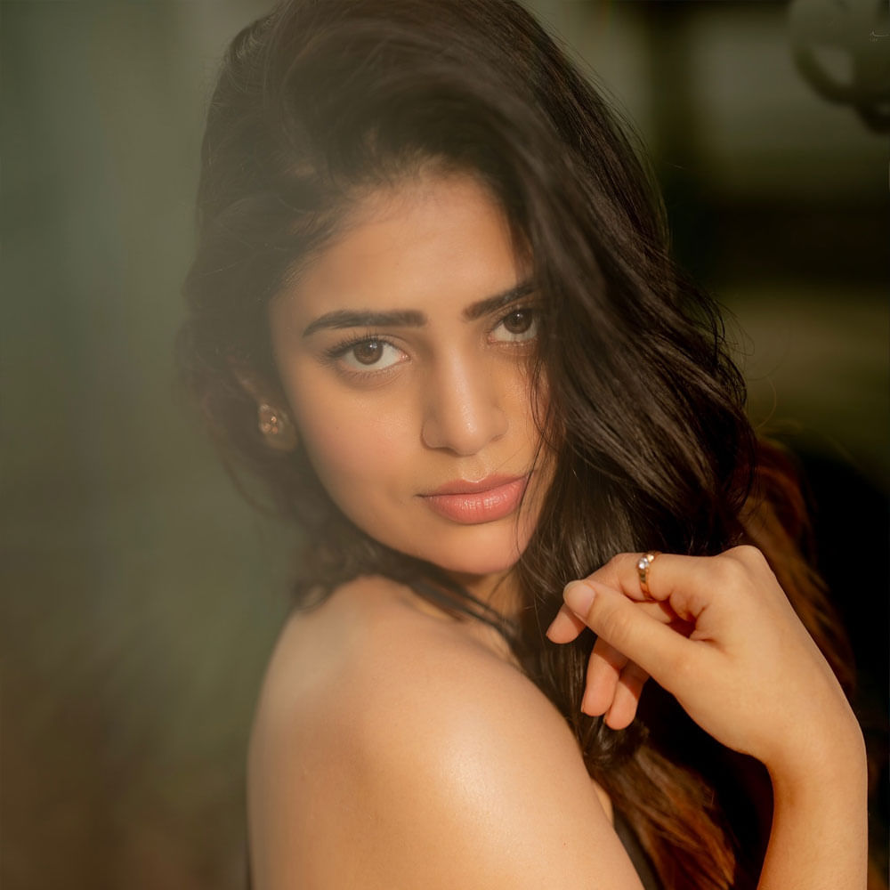  ఆ తర్వాత మళ్లీ రావా, ఏజెంట్ సాయి శ్రీనివాస ఆత్రేయ వంటి చిత్రాల్లో నటించింది. కానీ మసూద సినిమాతోనే ఈ అమ్మడు ఫేమస్ అయ్యింది. అటు సోషల్ మీడియాలోనూ చాలా యాక్టివ్. 