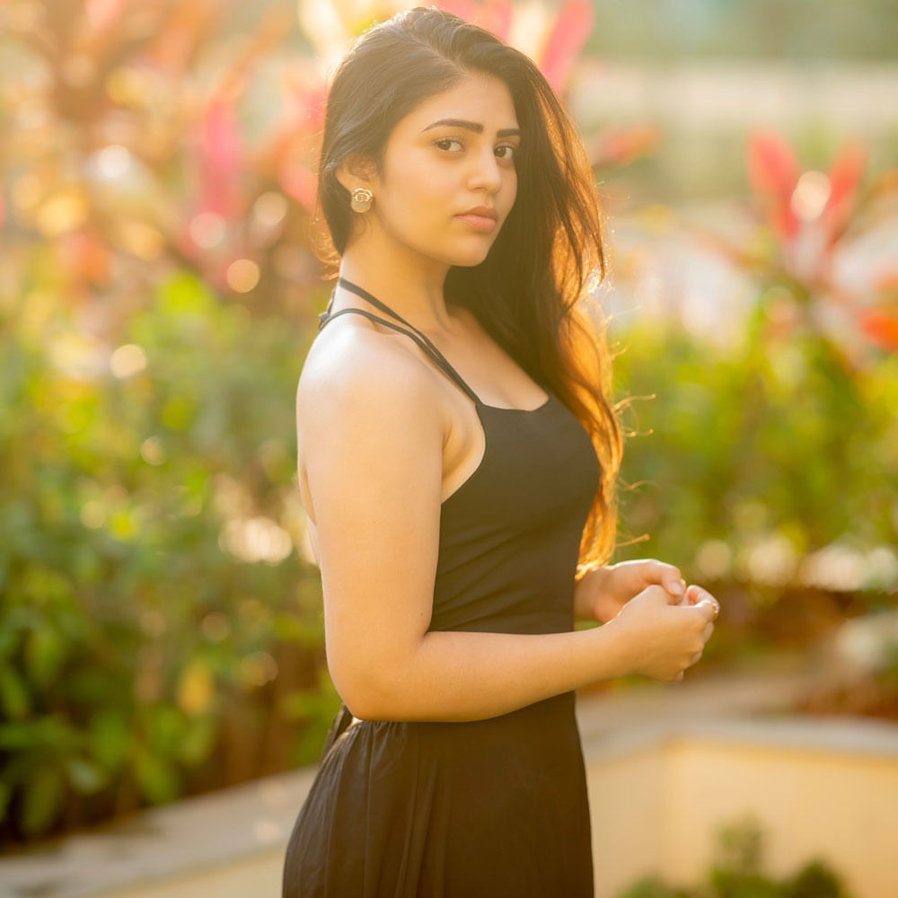 పైన ఫోటోలో కనిపిస్తున్న అమ్మాయిని గుర్తుపట్టారా.. ? సినిమాలో దెయ్యంగా భయపెట్టింది. కానీ సోషల్ మీడియాలో మాత్రం గ్లామర్ ఫోజులతో కుర్రాళ్లకు వెర్రెక్కిస్తోంది. ఇంతకీ ఆ బ్యూటీ ఎవరో తెలుసా.. ? తమ మసూద మూవీ బ్యూటీ బాంధవి శ్రీధర్. 