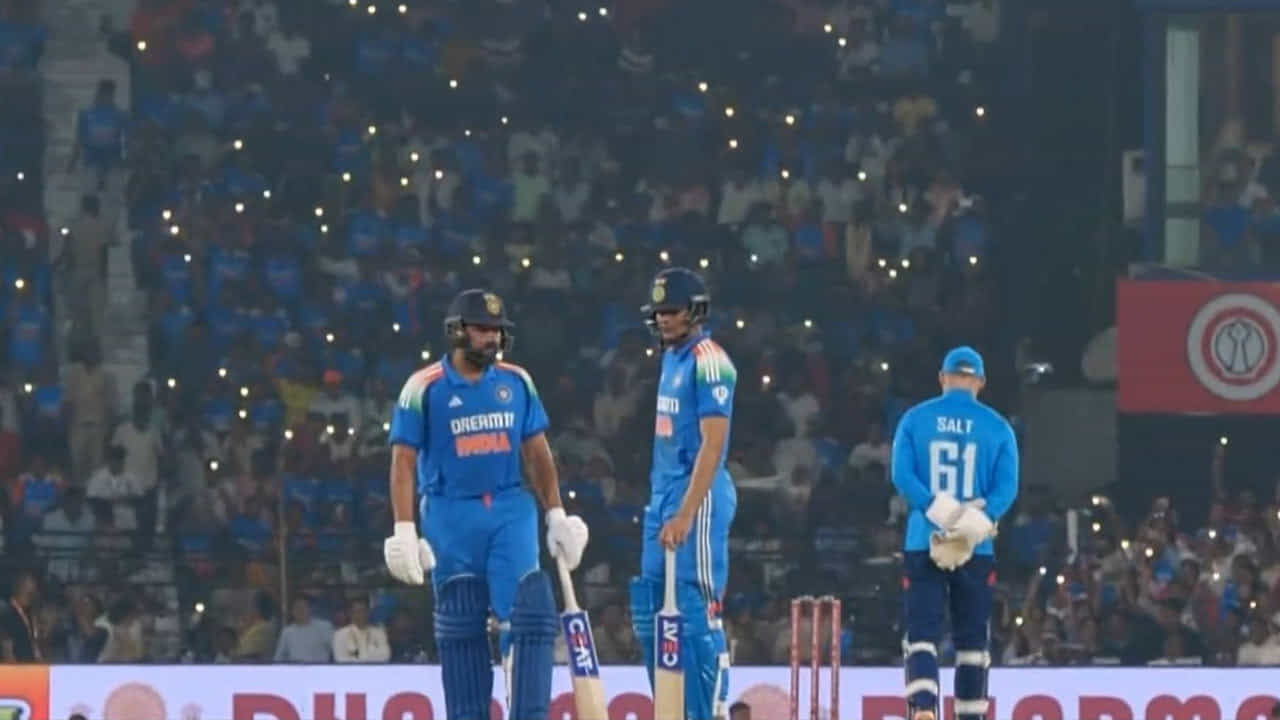 ఆదివారం కటక్లోని బారాబతి స్టేడియంలో భారత్, ఇంగ్లాండ్ మధ్య జరుగులోన్న రెండో వన్డే మ్యాచ్కు ఫ్లడ్లైట్ పనిచేయకపోవడం వల్ల అంతరాయం కలిగింది.
