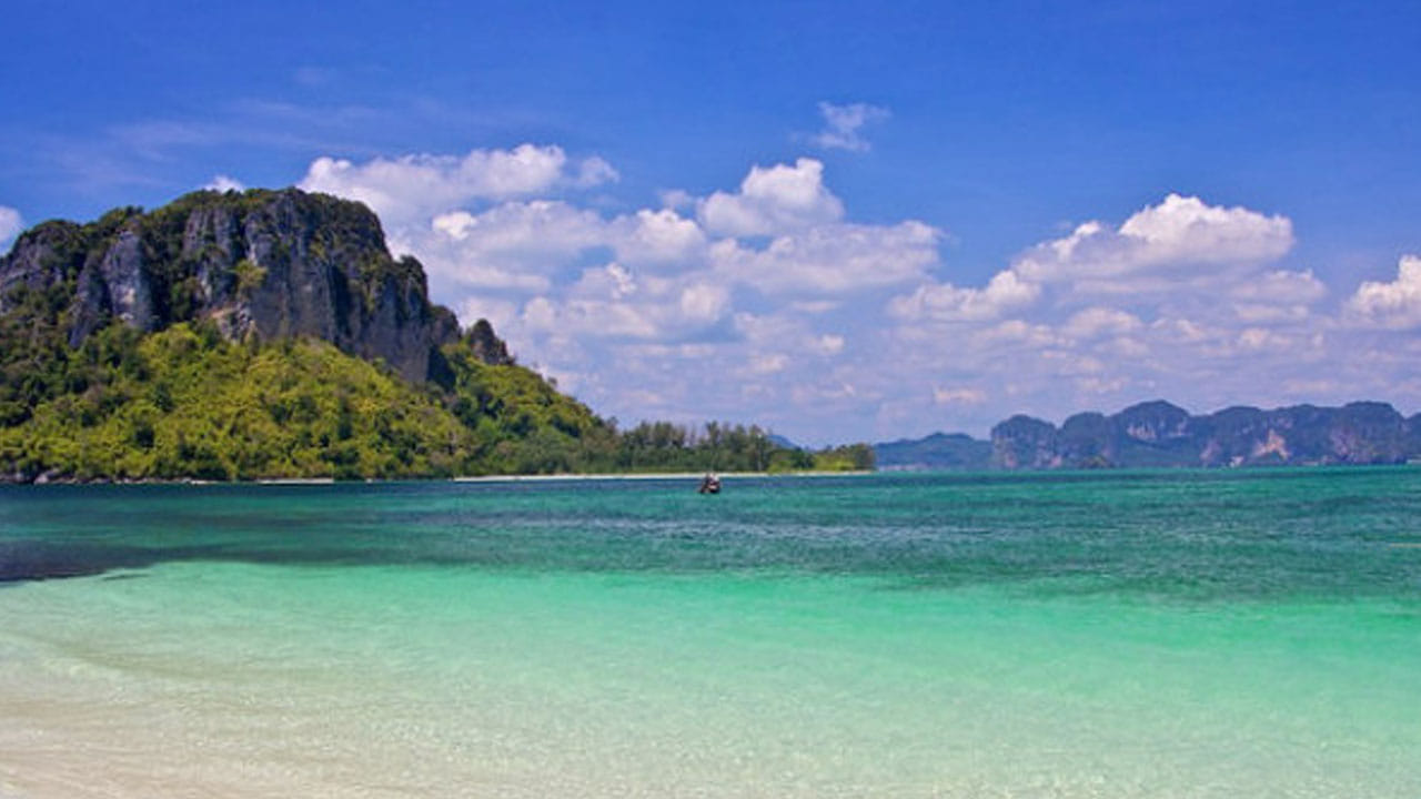 అలాగే, అండమాన్ నికోబార్ దీవులు కూడా మీరు సమ్మర్‌లో ఏంజాయ్ చేయడానికి బెస్ట్ ప్లేస్. ఇక్కడి బీచ్‌లు పర్యాటకులను ఎంతగానో ఆకర్షిస్తాయి.