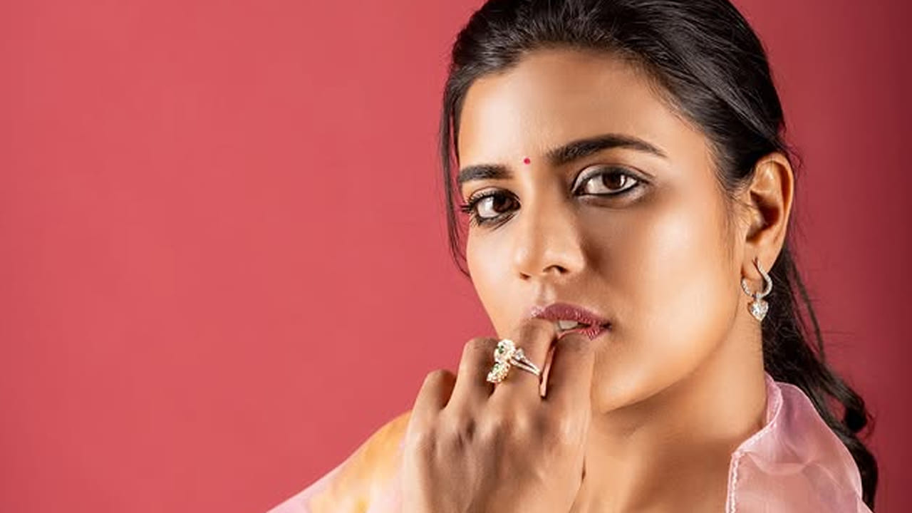 10 జనవరి 1990న తమిళనాడు రాష్ట్ర రాజధాని చెన్నైలో ఓ తెలుగు కుటుంబంలో జన్మించింది అందాల తార ఐశ్వర్య రాజేష్. ఆమె తండ్రి రాజేష్ తెలుగు సినిమా నటుడు. ఐశ్వర్య చిన్నతనంలోనే చనిపోయాడు. ఆమె తల్లి నాగమణి నృత్యకారిణి.