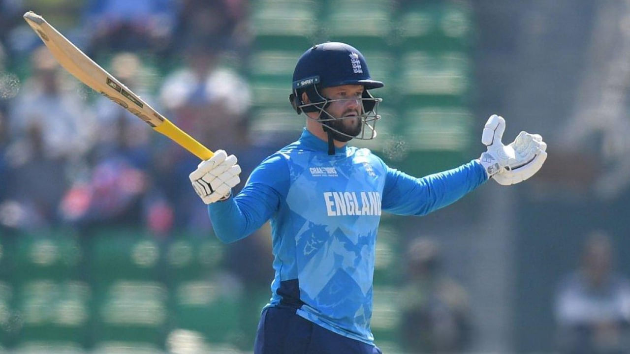 ఈ మ్యాచ్‌తో కలిసి ఛాంపియన్స్ ట్రోపీ 2025లో ఇప్పటి వరకు 6 సెంచరీలు నమోదయ్యాయి. డకెట్‌ ఓపెనర్‌గా బరిలోకి దిగాడు. ఫిల్ సాల్ట్ మ్యాచ్‌లోని రెండవ ఓవర్‌లో అలెక్స్ కారీ మిడ్-ఆన్‌లో అద్భుతమైన క్యాచ్ పట్టడంతో అవుట్ అయ్యాడు.