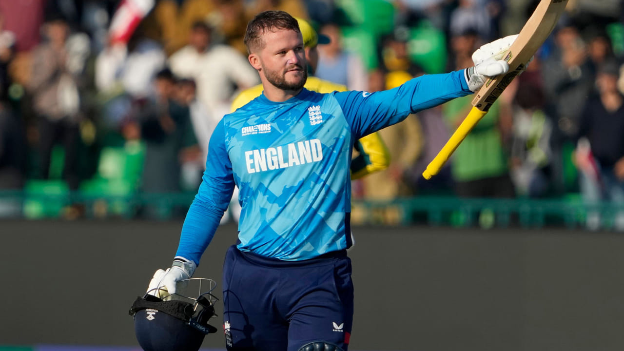 2. బెన్ డకెట్ (ఇంగ్లాండ్) - 165 పరుగులు: ఇంగ్లాండ్ స్టార్ ఓపెనింగ్ బ్యాట్స్మన్ బెన్ డకెట్ గత కొంతకాలంగా అద్భుతమైన ఫామ్లో ఉన్నాడు. ఛాంపియన్స్ ట్రోఫీలో భారత పర్యటనలో కూడా అతను తన అద్భుతమైన ఫామ్ను కొనసాగించాడు. ఆస్ట్రేలియాతో జరిగిన మ్యాచ్లో 165 పరుగులు సాధించగలిగాడు. ఈ ఒక్క ఇన్నింగ్స్తో బెన్ డకెట్ గోల్డెన్ బ్యాట్ రేసులో తన పేరును చేర్చుకున్నాడు.