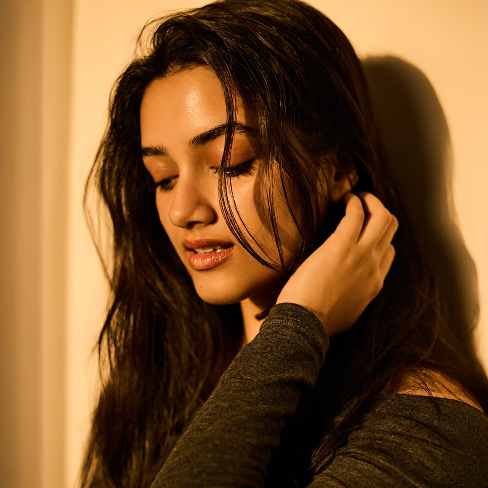 సినిమాలు లేకపోయినా సోషల్ మీడియాలో మాత్రం చాలా ఉంటుంది ఈ చిన్నది. రెగ్యులర్ గా ఫోటోలు షేర్ చేస్తూ అభిమానులను ఆకట్టుకుంటుంది. ఈ బ్యూటీ పెళ్ళైనా కూడా అందాల ఆరబోతలో ఏ మాత్రం వెనకడుగు వేయడం లేదు. తాజాగా కొన్ని ఫోటోలు వదిలింది. ఈ ఫోటోలు నెట్టింట చక్కర్లు కొడుతున్నాయి. 