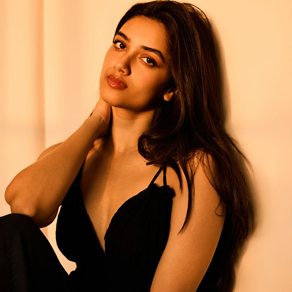 మాస్ మహారాజ రవితేజ హీరోగా నటించిన మిస్టర్ బచ్చన్ సినిమాతో భాగ్యశ్రీ బోర్సే పేరు మారుమ్రోగింది. ఈ సినిమా రిజల్ట్ ఎలా ఉన్న ఈ అమ్మడికి మాత్రం బాగానే కలిసొచ్చింది. ఈ సినిమా నిరాశపరిచిన. భాగ్యశ్రీ బోర్సే క్రేజ్ మాత్రం పెరిగిపోయింది. 