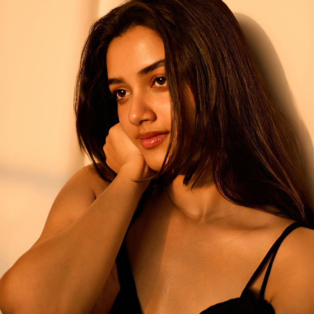 ఇదిలా ఉంటే సోషల్ మీడియాలో మాత్రం ఈ ముద్దుగుమ్మా దుమారం రేపుతోంది. తన హాట్ హాట్ ఫొటోలతో హీటు పెంచేస్తుంది. అందాలు ఆరబోస్తూ అమ్మబాబోయ్ అనేలా చేస్తుంది. ఓ వైపు చీరకట్టుతో అందంగా మరో వైపు మోడ్రన్ డ్రస్సుల్లో వయ్యారంగా కవ్విస్తుంది. 