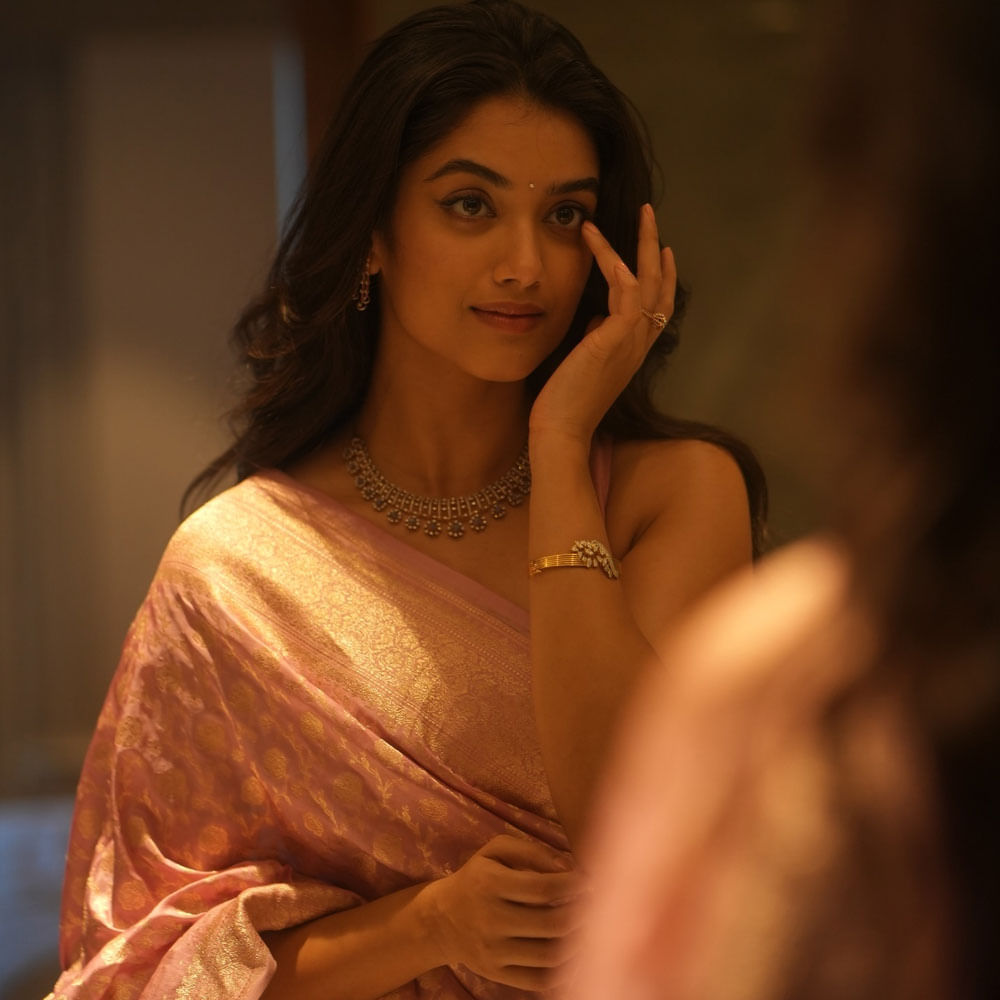 ఆ హీరోయిన్ ఎవరో కాదు.. భాగ్య శ్రీ బోర్సే. ఈ మధ్య మాస్ మహారాజ్ రవితేజ ప్రధాన పాత్రలో నటించిన మిస్టర్ బచ్చన్ సినిమాతో తెలుగు తెరకు పరిచయమైంది. భారీ అంచనాల మధ్య విడుదలైన ఈ సినిమా ప్రేక్షకులను అంతగా ఆకట్టుకోలేదు. 