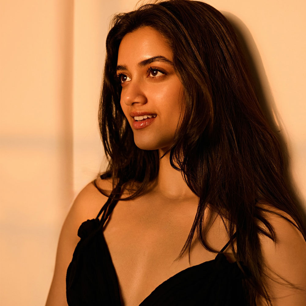 మోడలింగ్ రంగం నుంచి కెరీర్ స్టార్ట్ చేసిన భాగ్య శ్రీ బోర్సే.. యారియాన్ 2 సినిమాతో బాలీవుడ్ ఇండస్ట్రీలోకి అడుగుపెట్టింది. ఆ తర్వాత హిందీలో ఆమె నటించిన చిత్రాలు అంతగా మెప్పించలేకపోయాయి. 