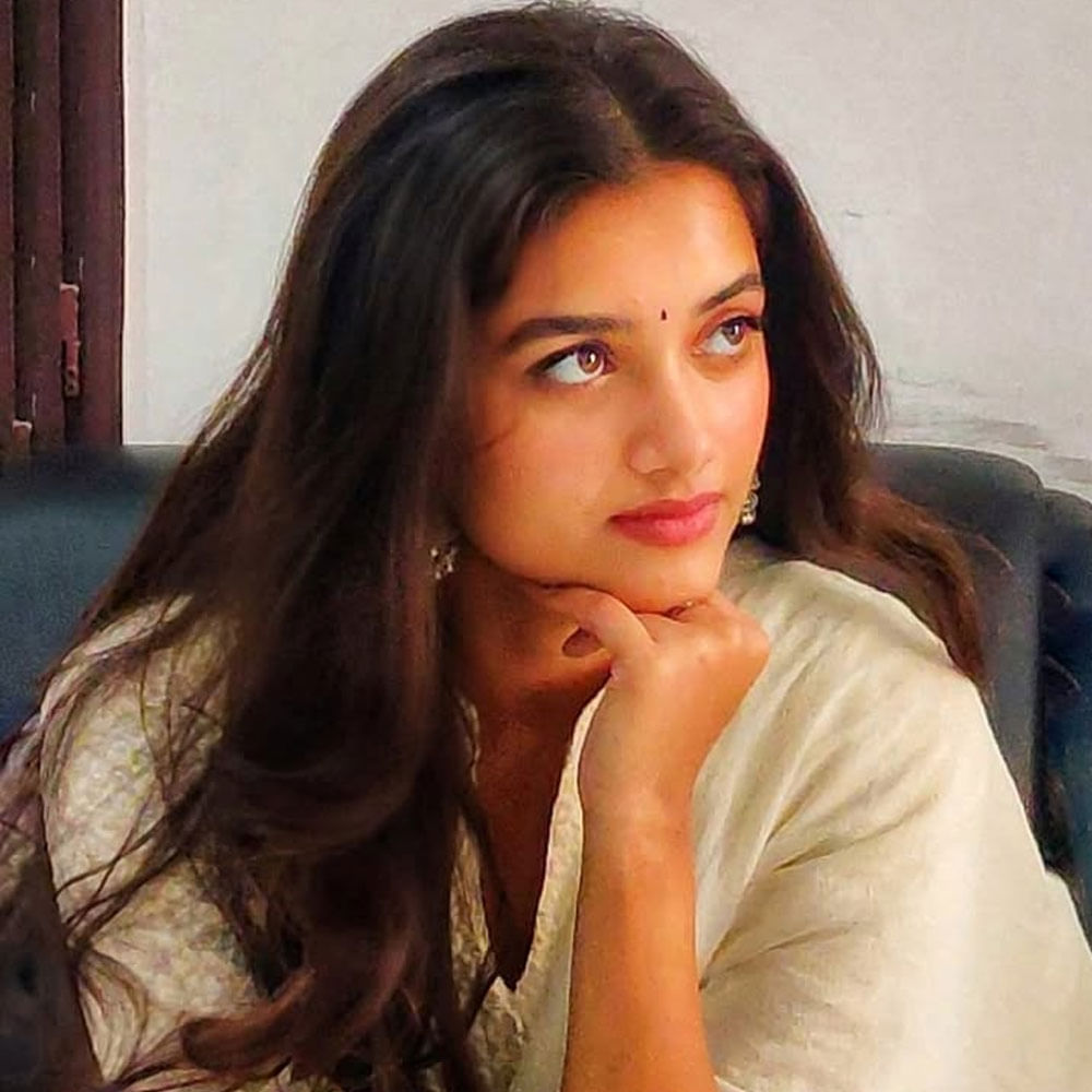 మిస్టర్ బచ్చన్ సినిమా సైతం ప్లాప్ అయినప్పటికీ భాగ్య శ్రీ బోర్సెకు మంచి క్రేజ్ వచ్చింది. ప్రస్తుతం విజయ్ దేవరకొండ, గౌతమ్ తిన్ననూరి కాంబోలో వస్తున్న సినిమాలో నటిస్తుంది. అలాగే మరో ఆరు చిత్రాల్లో నటిస్తుంది. 