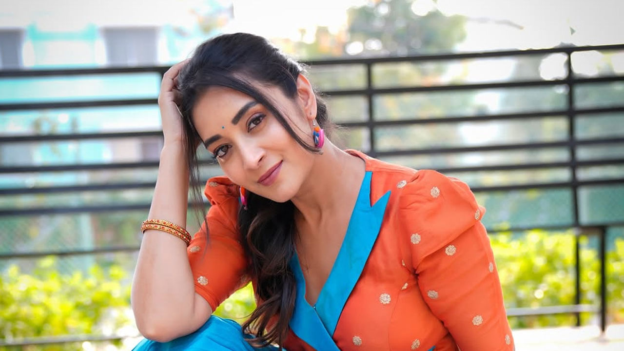 భాను శ్రీ తెలియని వారు ఉండరు. అందం, అభినయం ఈ బ్యూటీ సొంతం. ఈ అమ్మడు తెలంగాణ యాసతో మాట్లాడుతూ ప్రతి ఒక్కరినీ ఆకట్టుకుంది. ఈ బ్యూటీ మాట్లాడితే వినాలని చాలా మంది చూస్తుంటారు. అంతలా ఈ నటి అందరినీ ఆకట్టుకుంది.