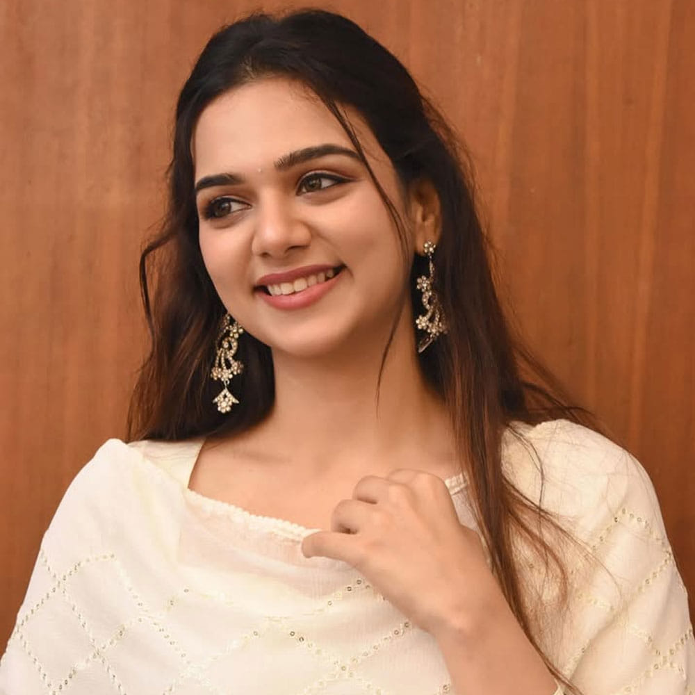 ఆ అందాల తార మరెవరో కాదండి.. మలయాళీ బ్యూటీ భవ్య త్రిఖ. తెలుగు ప్రేక్షకులకు ఈ పేరు అంతగా తెలియదు.. కానీ జ్యో సినిమా హీరోయిన్ అంటే మాత్రం ఠక్కున గుర్తుపట్టేస్తారు. మొదటి సినిమాతోనే ఓ రేంజ్ ఫాలోయింగ్ సొంతం చేసుకుంది. 