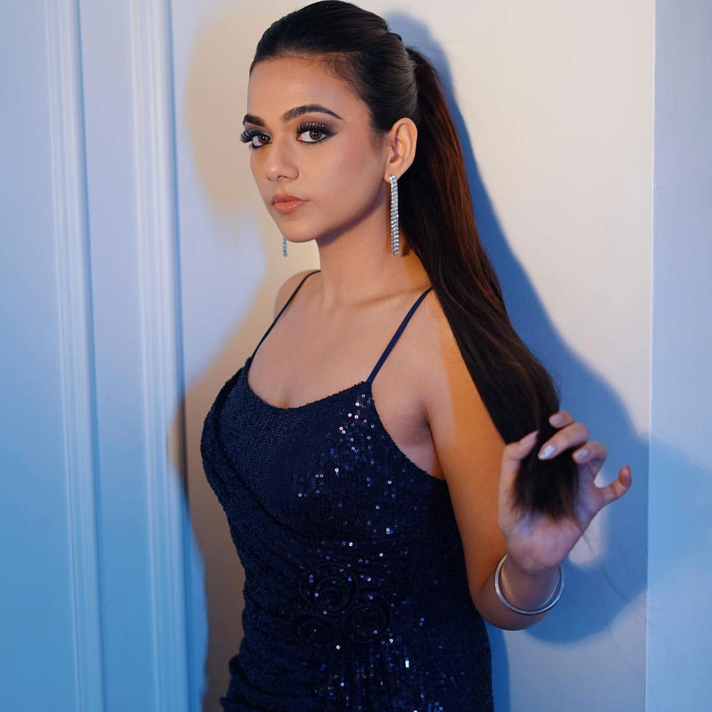 తమిళంలో విడుదలైన జో సినిమాతో చాలా పాపులర్ అయ్యింది భవ్య త్రిఖ. ఎలాంటి అంచనాలు లేకుండా విడుదలైన ఈ సినిమా భారీ విజయాన్ని అందుకుంది. ఇందులో రియో రాజ్ హీరోగా నటించగా.. భవ్య త్రిఖ, మాళవిక హీరోయిన్లుగా నటించారు. 