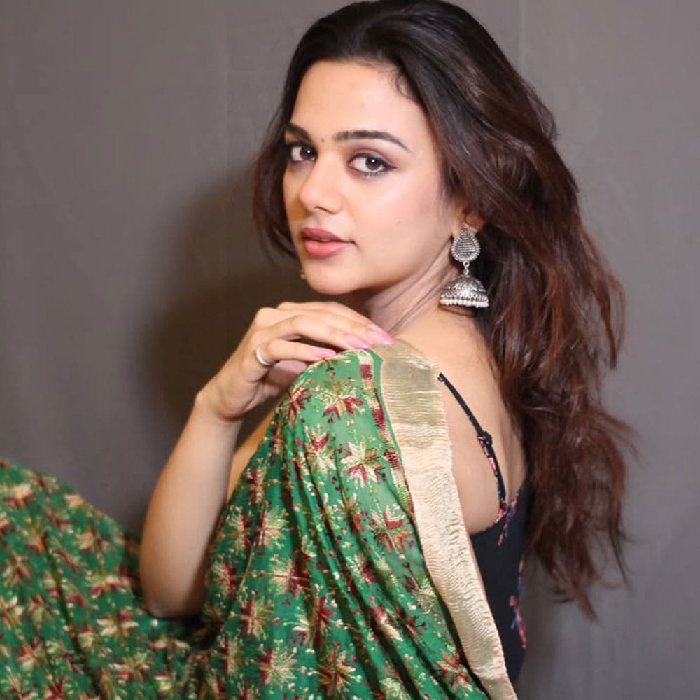 ఈ సినిమాలో అందం, అభినయంతో ప్రేక్షకులను కట్టిపడేసింది భవ్య. దీంతో ఈ ముద్దుగుమ్మకు సౌత్ ఇండస్ట్రీలో మరిన్ని ఆఫర్స్ రావడం ఖాయమనుకున్నారు. కానీ ఈ బ్యూటీకి ఆశించిన స్థాయిలో ఆఫర్స్ మాత్రం రావడం లేదు. 