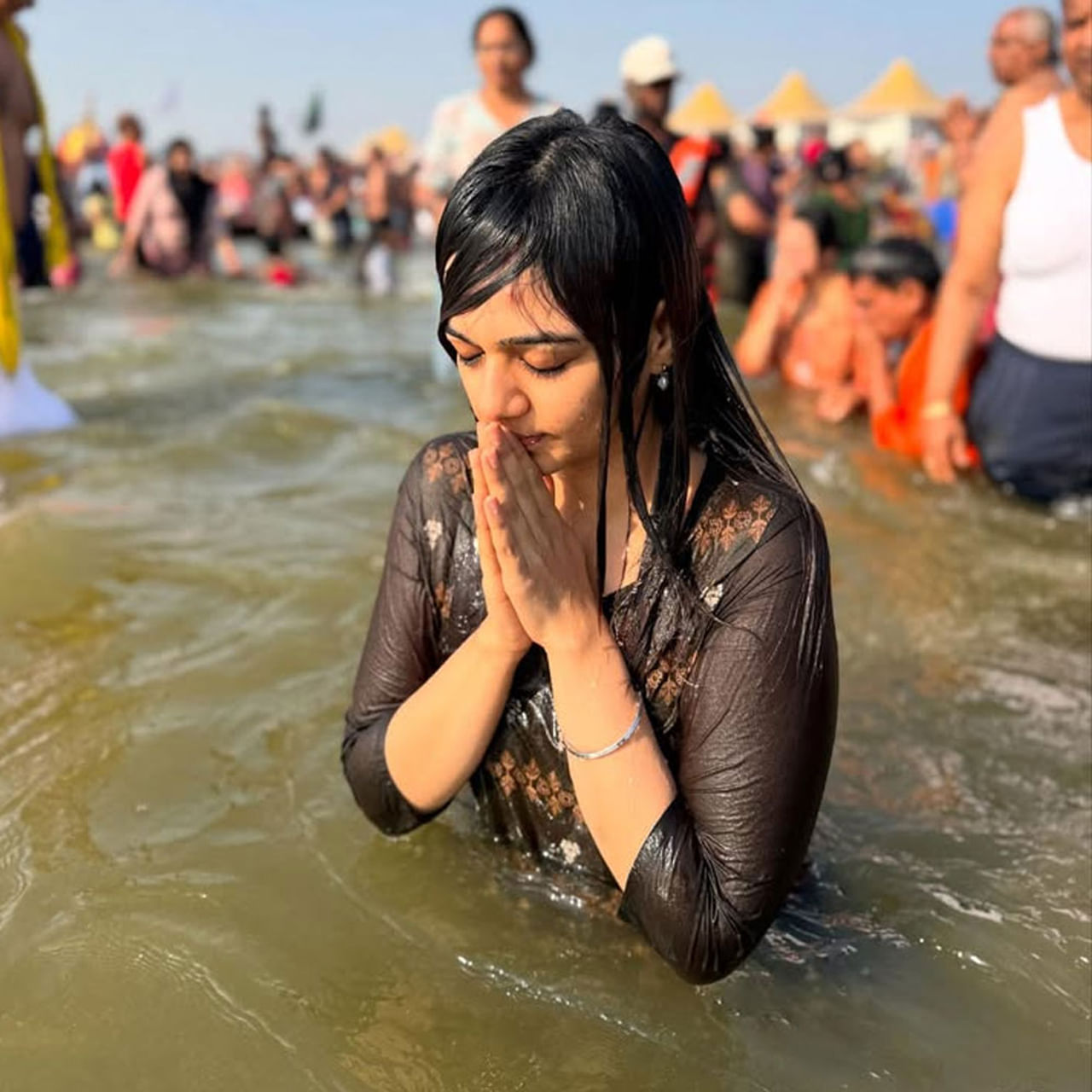 పైన ఫోటోలో కనిపిస్తున్న హీరోయిన్ సౌత్ ఇండస్ట్రీలో చాలా ఫేమస్. ఒక్క సినిమాతోనే తమిళం, తెలుగు సినీ ప్రియులను ఆకట్టుకుంది. ఇప్పుడు మహా కుంభమేళాలో త్రివేణి సంగమంలో పుణ్యస్నానం ఆచరించింది. ఇంతకీ ఆమె ఎవరో గుర్తుపట్టారా..   ? 