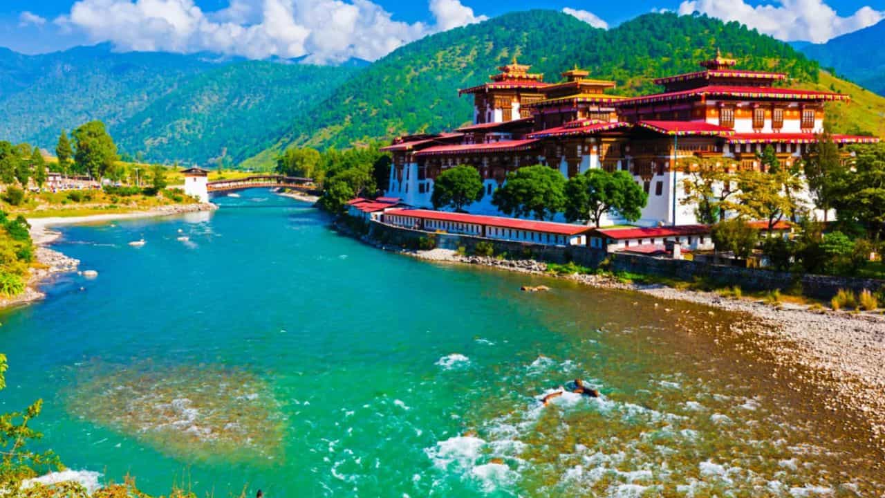 భూటాన్ (Bhutan) భారతీయులు వీసా లేకుండా భూటాన్‌లోకి ప్రవేశించి 14 రోజుల వరకు ఉండవచ్చు. ఈ హిమాలయ రాజ్యంలోని నిర్మలమైన మఠాలు, ఉత్కంఠభరితమైన ప్రకృతి దృశ్యాలు విశిష్ట సంస్కృతి గురించి తెలియజేస్తాయి. 