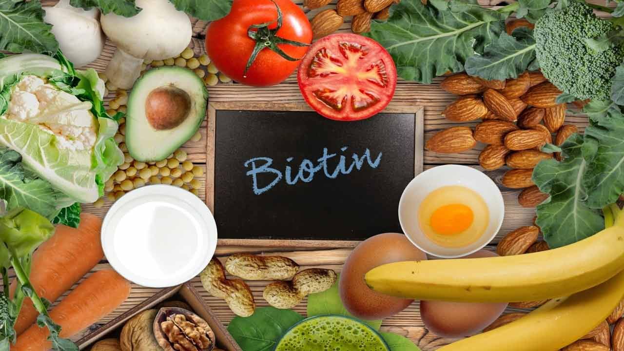 ఇటీవలి కాలంలో ప్రతి ఒక్కరికీ జుట్టు రాలడం సాధారణ సమస్యగా మారింది. అధికంగా జుట్టు రాలడం వల్ల బట్టతల సులువుగా వస్తుంది. కానీ కొంచెం జుట్టు రాలుతున్నట్లు అనిపిస్తే.. చాలా మంది తొందరపడి మార్కెట్లో లభించే రకరకాల షాంపూలు, ఇతర ఉత్పత్తులు తెచ్చి వాడుతుంటారు. ఇలా చేయడం వల్ల సమస్య నుంచి బయటపడటానికి బదులు.. ఇంకా తీవ్రం అవుతంది. నిజానికి జుట్టు రాలడం నివారించడానికి బయోటిన్ అధికంగా ఉండే ఆహారాలు తీసుకోవడం చాలా ముఖ్యం. బయోటిన్ లేదా విటమిన్ బి7 ని క్రమం తప్పకుండా తీసుకోవడం వల్ల జుట్టు సమస్యల నుంచి ఉపశమనం లభిస్తుంది. ఈ కింది అహారాల్లో బయోటిన్ అధికంగా ఉంటుంది..