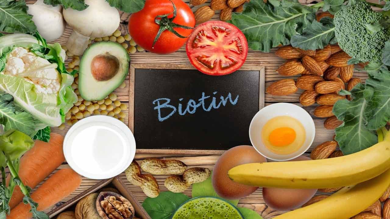 ఇటీవలి కాలంలో ప్రతి ఒక్కరికీ జుట్టు రాలడం సాధారణ సమస్యగా మారింది. అధికంగా జుట్టు రాలడం వల్ల బట్టతల సులువుగా వస్తుంది. కానీ కొంచెం జుట్టు రాలుతున్నట్లు అనిపిస్తే.. చాలా మంది తొందరపడి మార్కెట్లో లభించే రకరకాల షాంపూలు, ఇతర ఉత్పత్తులు తెచ్చి వాడుతుంటారు. ఇలా చేయడం వల్ల సమస్య నుంచి బయటపడటానికి బదులు.. ఇంకా తీవ్రం అవుతంది. నిజానికి జుట్టు రాలడం నివారించడానికి బయోటిన్‌ అధికంగా ఉండే ఆహారాలు తీసుకోవడం చాలా ముఖ్యం. బయోటిన్ లేదా విటమిన్ బి7 ని క్రమం తప్పకుండా తీసుకోవడం వల్ల జుట్టు సమస్యల నుంచి ఉపశమనం లభిస్తుంది. ఈ కింది అహారాల్లో బయోటిన్‌ అధికంగా ఉంటుంది..