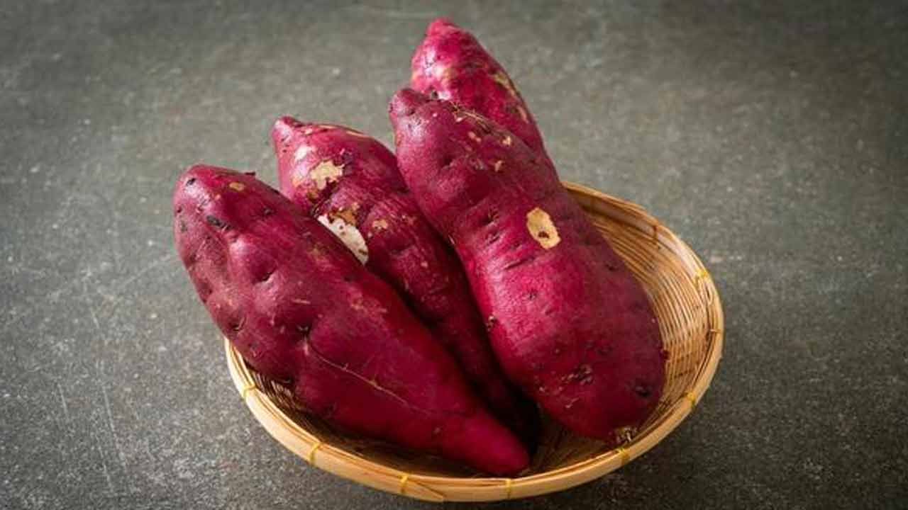 చిలగడదుంపలలో బయోటిన్, బీటా కెరోటిన్ ఉంటాయి. ఇది శరీరానికి విటమిన్ ఎ ని అందిస్తుంది. విటమిన్ ఎ ఆరోగ్యకరమైన చర్మం, కణాల ఉత్పత్తికి ముఖ్యమైనది. ఆరోగ్యకరమైన జుట్టు పెరుగుదలకు కూడా ఇది దోహదం చేస్తుంది. దీన్ని క్రమం తప్పకుండా తీసుకోవడం వల్ల జుట్టు రాలడాన్ని నివారిస్తుంది. జుట్టును బలపరుస్తుంది.