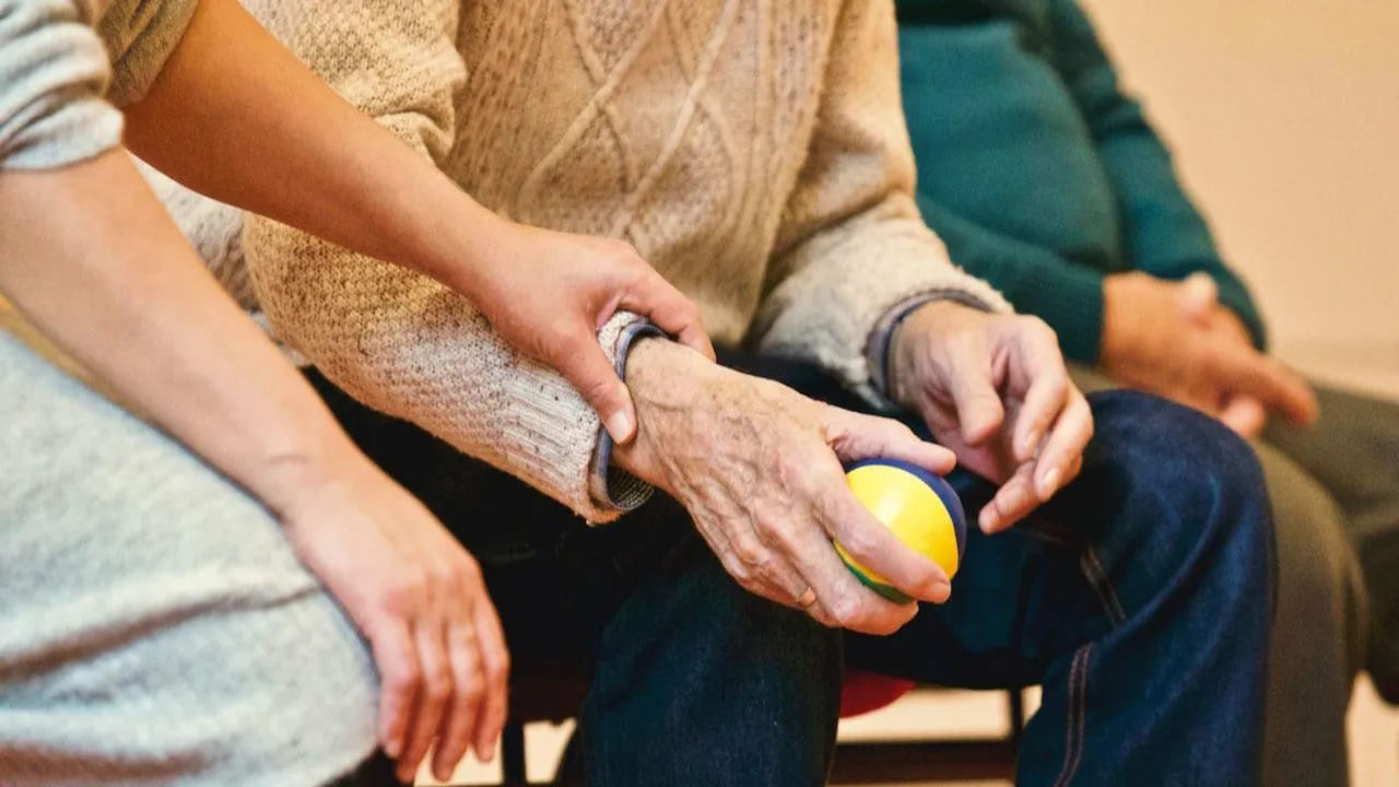 Health Tips: ఇరవైల్లోనే అరవైలా మార్చేసే వ్యాధి.. ఈ లక్షణాలు మీకున్నాయా.. ?