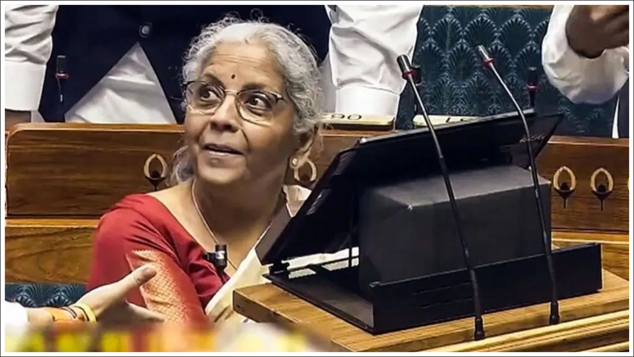 2025-26 ఆర్థిక సంవత్సరానికి అద్దెపై TDS వార్షిక పరిమితిని పెంచుతున్నట్లు నిర్మలా సీతారామన్ ప్రకటించారు. ఇది తక్కువ అద్దెతో పన్ను చెల్లింపుదారులకు ప్రయోజనం చేకూరుస్తుంది. ఆదాయపు పన్ను చట్టంలోని సెక్షన్ 194-I ప్రకారం, ఇంటి అద్దెగా ఏదైనా మొత్తాన్ని స్వీకరించేటప్పుడు అద్దె ఆదాయం ఆర్థిక సంవత్సరంలో రూ. 2.4 లక్షలకు మించకూడదు.