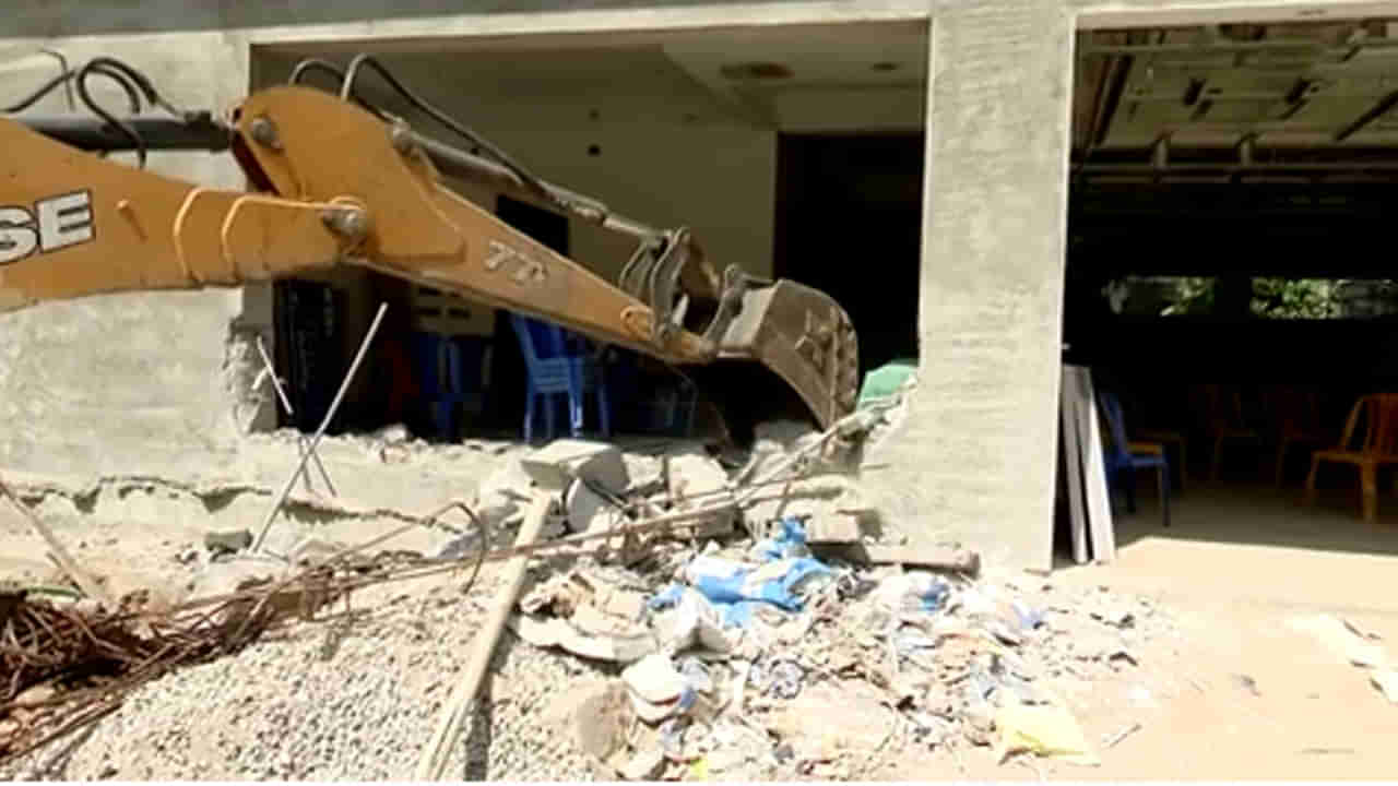 Tirupati: అక్రమ నిర్మాణమంటూ.. తిరుపతిలో వైసీపీ కార్పొరేటర్‌ బిల్డింగ్‌ కూల్చివేత