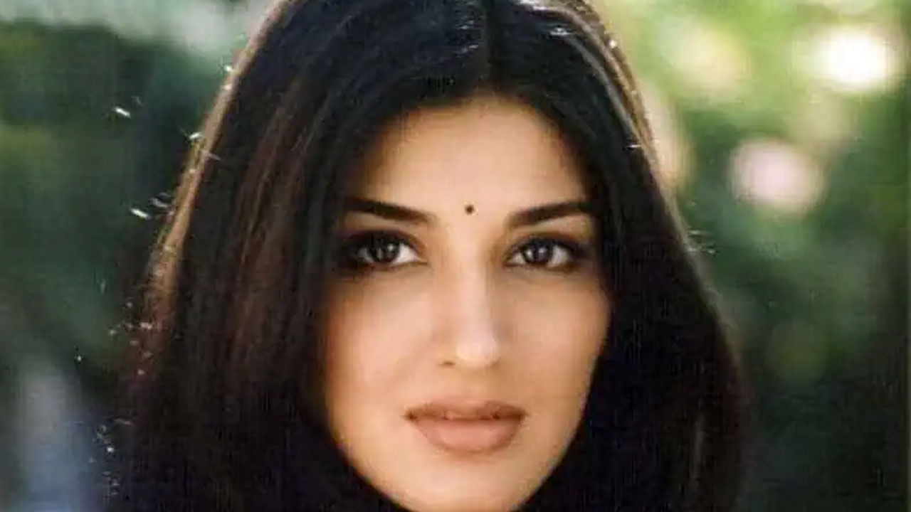 మురారి సినిమాతో తెలుగులో మంచి క్రేజ్ సొంత చేసుకున్న సోనాలీ బింద్రే కూడా క్యాన్సర్‌తో పోరాటం చేసి గెలిచింది.