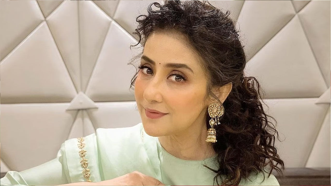 ఇక అందాల ముద్దుగుమ్మ మనీషా కొయిరాలా గురించి ప్రత్యేకంగా చెప్పాల్సిన పని లేదు నెల్లూరి నెరజాన అంటూ టాలీవుడ్ కుర్రకారు మనసు దోచుకుంది. ఈ బ్యూటీ కూడా క్యాన్సర్ బారిన పడి దాన్ని జయించింది.