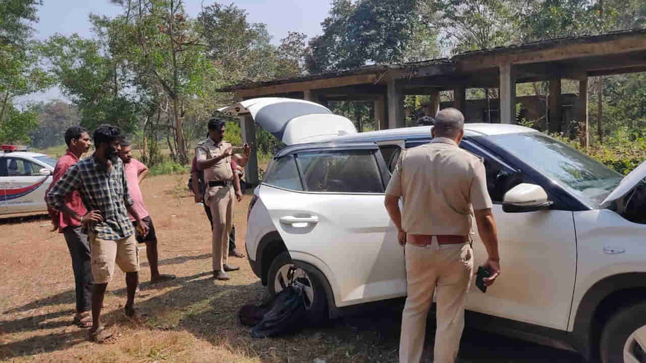 Viral: బార్డర్‌లో పోలీసులను చూసి కారు వదిలేసి పారిపోయారు.. దగ్గరకి వెళ్లి లోపల చెక్ చేయగా..