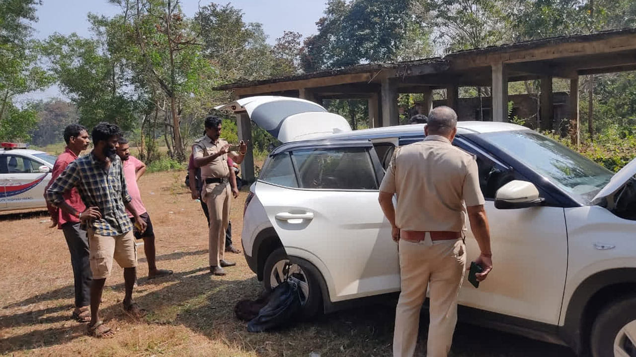 Viral: బార్డర్‌లో పోలీసులను చూసి కారు వదిలేసి పారిపోయారు.. దగ్గరకి వెళ్లి లోపల చెక్ చేయగా..