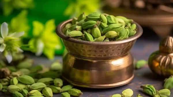 ప్రతి రోజూ యాలకులు తింటే మీ శరీరంలో కలిగే అద్భుత ఆరోగ్య ప్రయోజనాలు మీకు తెలుసా..?