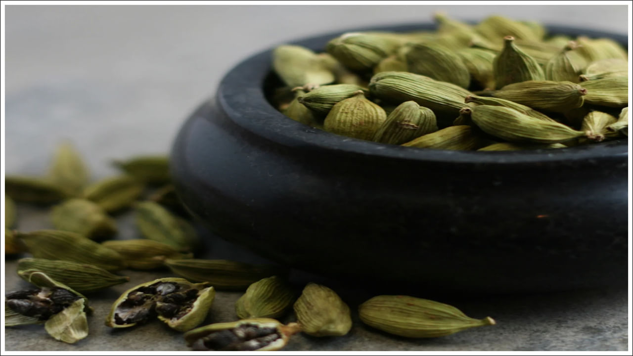 అంతే కాదు, నోటిలో హానికరమైన బ్యాక్టీరియాను నిరోధించడం ద్వారా నోటి ఆరోగ్యాన్ని కాపాడుకోవడంలో సహాయపడుతుంది. ఆకుపచ్చ ఏలకులు యాంటీ ఇన్ఫ్లమేటరీ లక్షణాలను కలిగి ఉన్న సమ్మేళనాలను కలిగి ఉంటాయి. ఇవి శరీరంలో చికాకు, వాపును తగ్గించడంలో సహాయపడతాయి.