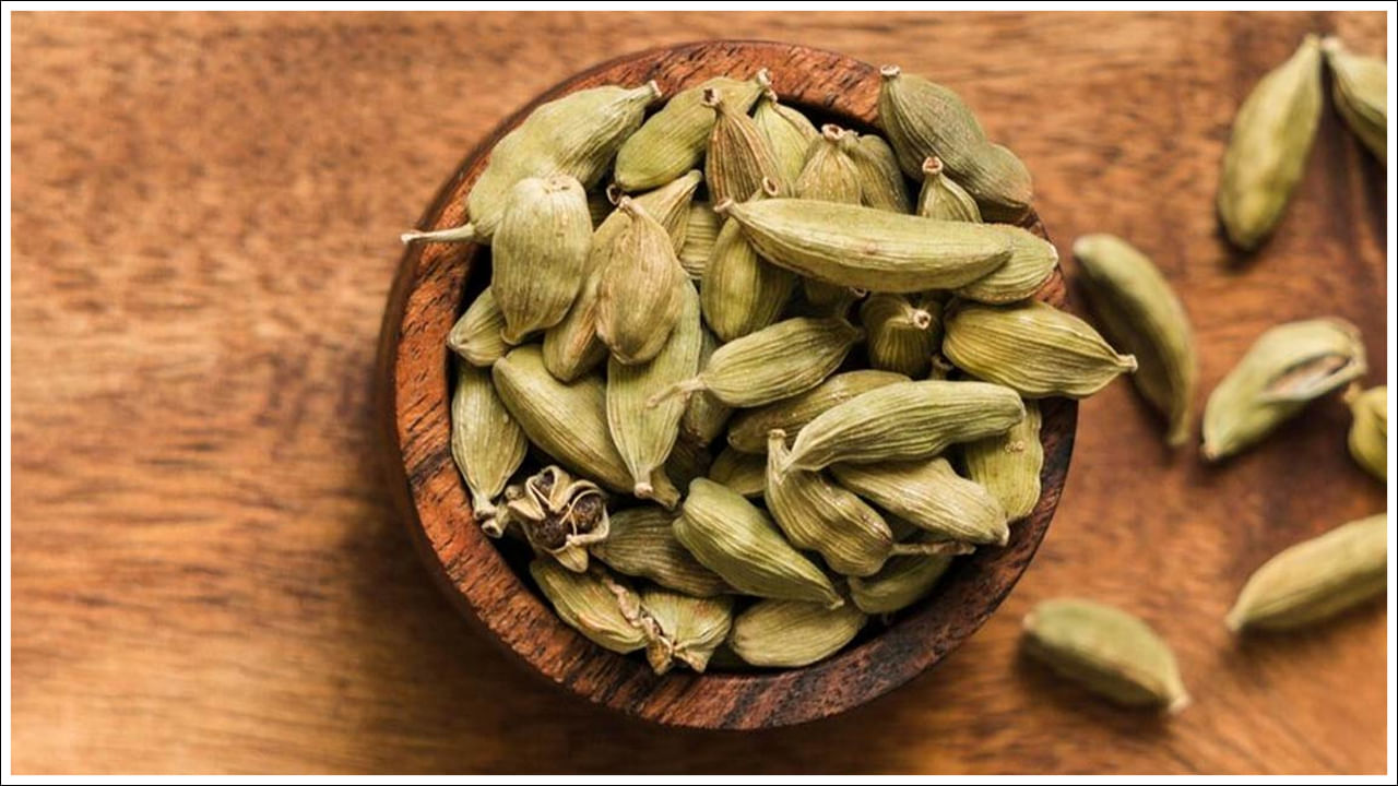 రక్తపోటు, కొలెస్ట్రాల్ స్థాయిలను తగ్గించడం ద్వారా గుండె ఆరోగ్యాన్ని మెరుగుపరచడంలో ఏలకులు సహాయపడతాయని కొన్ని పరిశోధనలు సూచిస్తున్నాయి. ఆకుపచ్చ ఏలకుల వాసన తరచుగా విశ్రాంతి, ఒత్తిడి ఉపశమనంతో ముడిపడి ఉంటుంది. ఏలకులు మానసిక స్థితిని మెరుగుపరచడానికి, ఆందోళనను తగ్గించడానికి సాంప్రదాయ చికిత్సలలో ఉపయోగిస్తారు. (నోట్: ఇందులోని అంశాలు కేవలం అవగాహన కోసం మాత్రమే. నిపుణుల సలహాలు, సూచనల మేరకు అందించడం జరిగింది. ఏవైనా సందేహాలు ఉంటే నిపుణులను సంప్రదించాలని సూచిస్తున్నాము.)