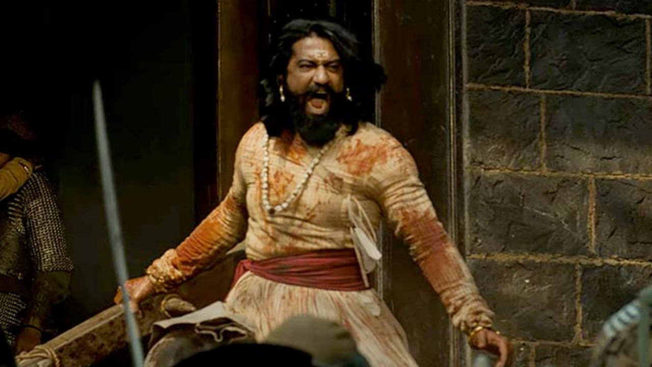 శివాజీ చనిపోయాక.. తమకు తిరుగులేదని, మరాఠా సామ్రాజ్యాన్ని ఆక్రమించుకోవాలని కలలు కంటున్న మొఘల్స్ పాలిట.. మరీ ముఖ్యంగా ఔరంగజేబు పాలిట శివాజీ తనయుడు శంభాజీ సింహ స్వప్నంగా ఎలా మారారు.. తన సైనికులు, ప్రజలతో కలిసి ఏ విధమైన పోరాటం చేసారు.. తండ్రి కలలు కన్న స్వరాజ్యం కోసం ఏం చేసారనేది ఈ చిత్ర కథ.