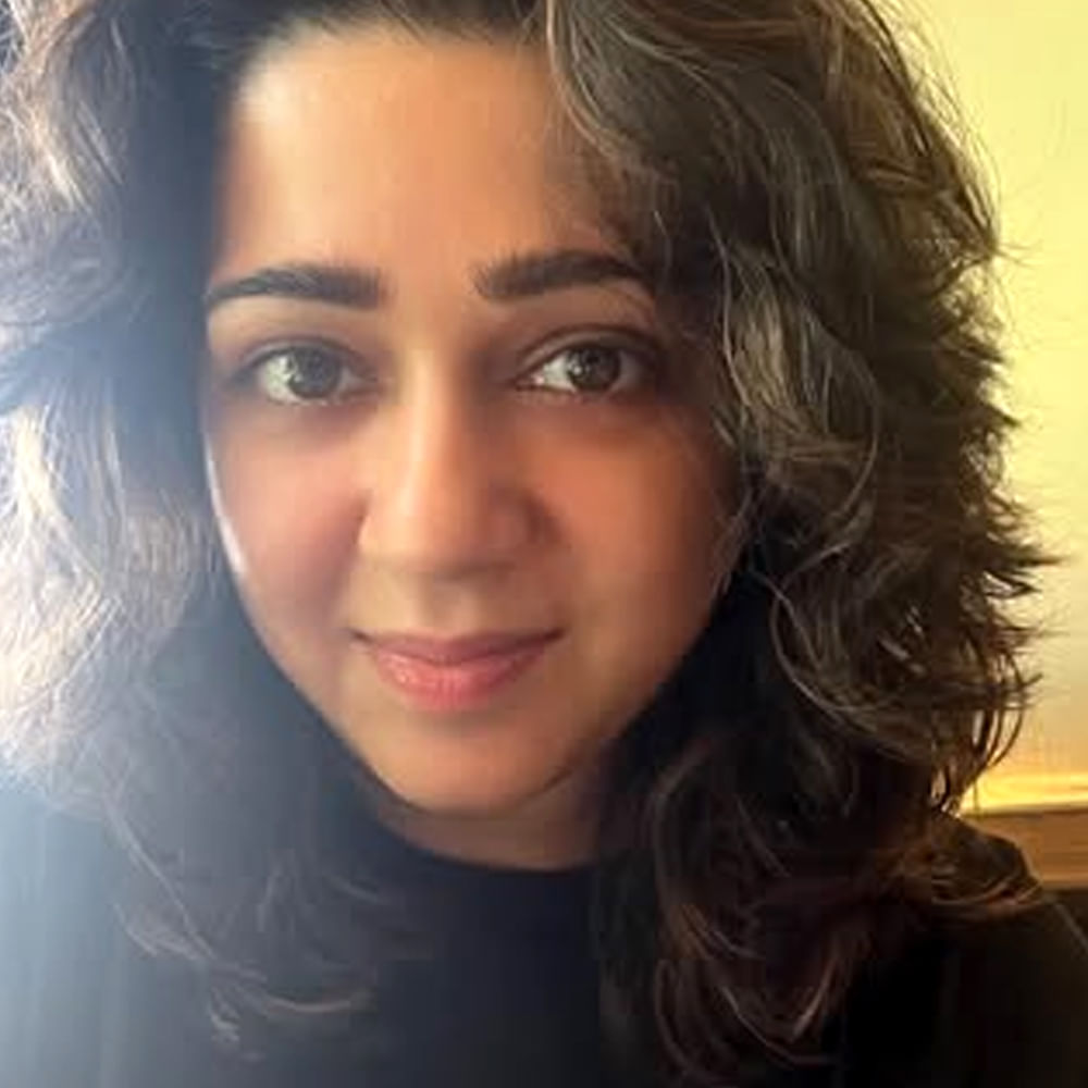 పై ఫొటోలో కనిపిస్తున్న భామ అందానికి ఆధార్ కార్డు లాంటి భామ  చార్మీ కౌర్ . ఈ ముద్దుగుమ్మ గురించి ప్రత్యేకంగా పరిచయం చేయాల్సిన అవసరం లేదు. మాస్, లక్ష్మి, స్టైల్, మంత్ర, జ్యోతి లక్ష్మిఇలా ఎన్నో సూపర్ హిట్ సినిమాల్లో నటించింది ఈ అమ్మడు. తన నటనతో పాటు గ్లామర్ పరంగాను మంచి మార్కులు కొట్టేసింది ఈ బ్యూటీ. హీరోయిన్ గా పీక్స్ లో ఉండగానే ఛార్మి నటనకు గుడ్ బై చెప్పేసింది. నిర్మాతగా మారి ఇప్పుడు సినిమాలు చేస్తుంది ఈ పంజాబీ భామ.