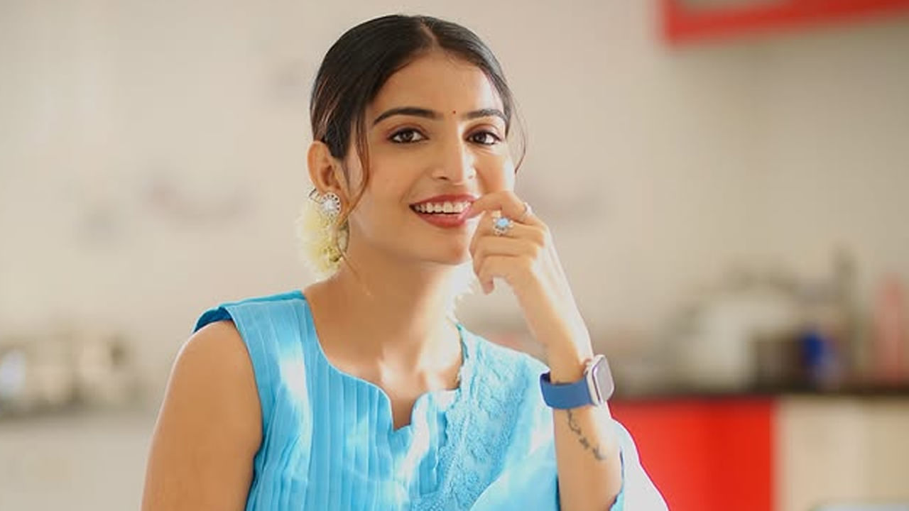  8 జనవరి 1996న తెలంగాణలో సత్తుపల్లిలో జన్మించింది వయ్యారి భామ అనన్య నాగళ్ల. ఆమె తండ్రి పేరు వెంకటేశ్వర రావు, తల్లి పేరు విష్ణు ప్రియా. ఇబ్రహీంపట్నంలోని రాజ మహేంద్ర కాలేజ్ ఆఫ్ ఇంజినీరింగ్‌లో తన బి. టెక్ పూర్తి చేసి ఇన్ఫోసిస్‌లో జాబ్ చేసింది ఈ బ్యూటీ.