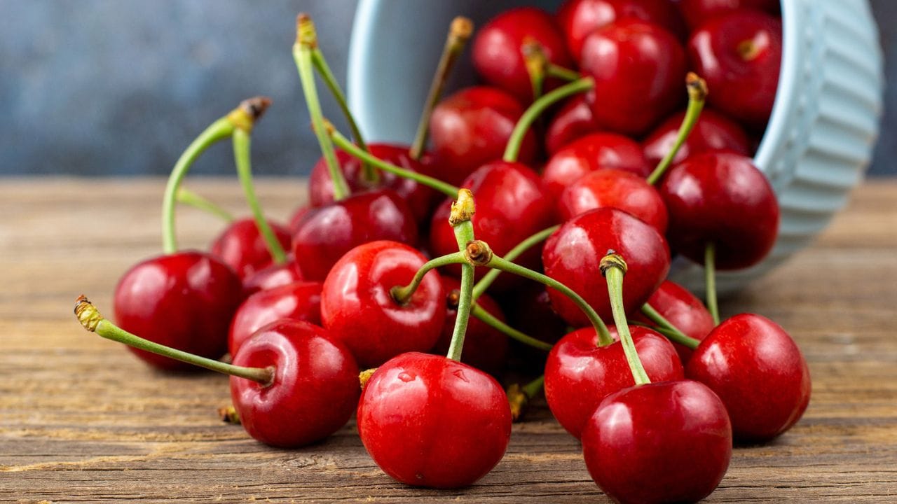 చెర్రీస్ చూసేందుకు చిన్నగానే ఉన్నా ఇందులో చక్కెర శాతం చాలా ఎక్కువగా ఉంటుంది. ఒక చిన్న కప్పు చెర్రీస్లో సుమారు 18 గ్రాముల చక్కెర ఉంటుంది. వీటిని ఎక్కువగా తింటే రక్తంలో చక్కెర స్థాయిలు వెంటనే పెరిగే అవకాశం ఉంటుంది.