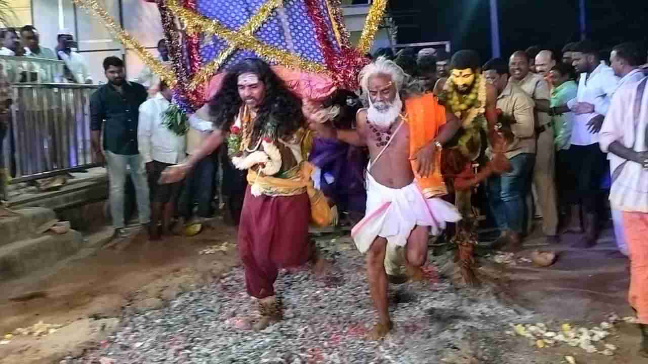 కణకణలాడే నిప్పుల్లో నడిచి మొక్కులు తీర్చుకున్న భక్తులు.. కన్నులపండువగా చెర్వుగట్టు జాతర..!