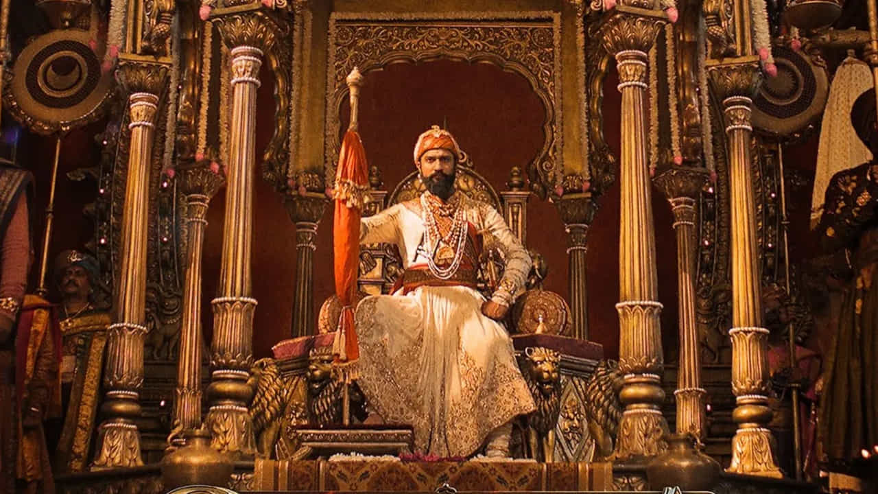 ఛావా చిత్రంలో శంభాజీ మహరాజ్ని బంధించి చిత్రహింసలు పెట్టే సీన్ ఉంటుంది. ఆ సన్నివేశాల చిత్రీకరణ సమయంలో విక్కీ కౌశల్ తీవ్రంగా గాయపడ్డారు. షూటింగ్లో భాగంగా ఆయన చేతులను రాత్రంతా కట్టేయడంతో, తెల్లారేసరికి చేతులు మామూలు స్థితికి రాలేదట. తీవ్రమైన తలనొప్పితోనూ బాధపడ్డారట విక్కీ. దాంతో, దాదాపు నెలన్నరపాటు ఆయన రెస్ట్ తీసుకోవాల్సి వచ్చిందన్నారు డైరక్టర్ లక్ష్మణ్ ఉటేకర్.