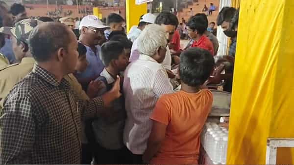వార్నీ.. కొంటేనే భయమట..! ఫ్రీగా ఇస్తే మాత్రం క్యూలైన్లో నిల్చుని మరీ..!