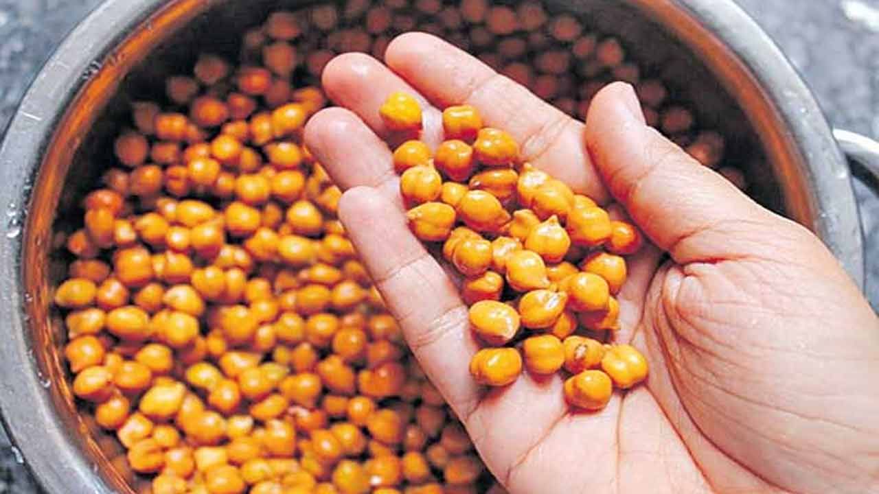 నానబెట్టిన శనగపప్పులో యాంటీఆక్సిడెంట్లు, అవసరమైన పోషకాలు ఉంటాయి. ఇవి శరీర రోగనిరోధక శక్తిని పెంచుతాయి. ఇవి వ్యాధులను దూరంగా ఉంచుతాయి. శనగపప్పులోని ప్రోటీన్, జింక్, ఇతర ఖనిజాలు జుట్టు, చర్మ ఆరోగ్యాన్ని కాపాడుతాయి. ఇది చర్మానికి సహజమైన మెరుపును ఇవ్వడంలో, జుట్టును బలోపేతం చేయడంలో సహాయపడతాయి.