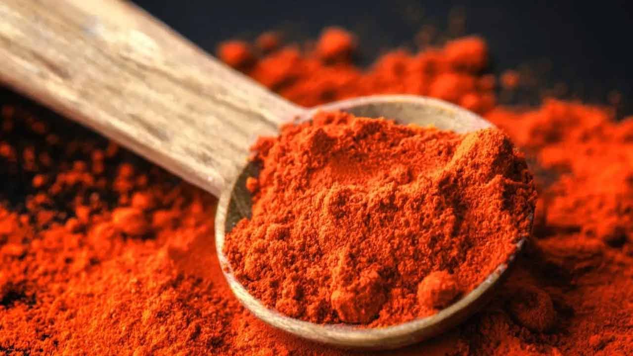 వంటలో అత్యంత సాధారణంగా ఉపయోగించే పదార్ధాలలో మిర్చీ కారం పొడి ఒకటి. కారం పొడి వేయడం వల్ల వంటకం రుచిగా, ఘాటుగా ఉంటుంది. అయితే మార్కెట్లో రకరకాల కారం పొడులు లభ్యమవుతున్నాయి. కొందరు అధిక లాభాల కోసం కల్తీ కారం పొడులు విక్రయిస్తున్నారు. వీటిని ఆహారంలో వాడటం వల్ల రకరకాల ఆరోగ్య సమస్యలు తలెత్తుతాయి.