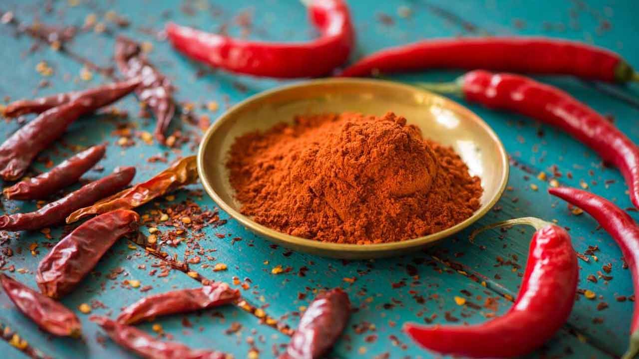 ముందుగా, ఒక గ్లాసు నీటిలో ఒక టేబుల్ స్పూన్ ఎర్ర కారం పొడి కలపాలి. ఇప్పుడు కారం పొడిని చెంచాతో కదిలించాలి. తర్వాత నీటిలోని గ్లాసు అడుగుభాగానికి కారం పొడి ఆటోమేటిక్‌గా వెళ్తుంది. ఇప్పుడు నీటి అడుగు భాగానికి చేరిన కారం పొడిని మీ అరచేతిలో తీసుకొని తేలికగా రుద్దాలి. అది గరుకుగా ఉంటే, అందులో ఇటుక పొడి కలిపినట్లే.