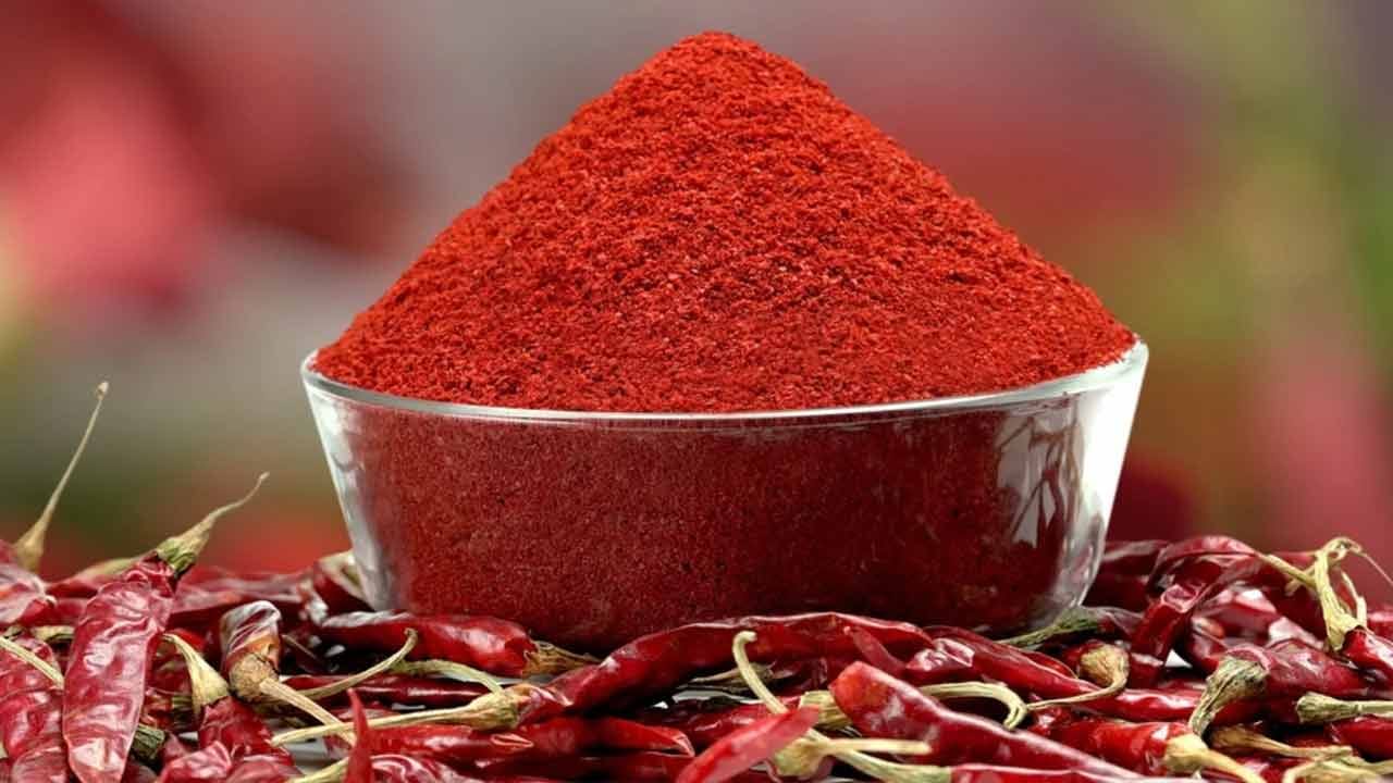 నానబెట్టిన కారం పొడి చాలా మృదువుగా, ముట్టుకుంటే మెత్తగా అనిపిస్తుంది. కానీ గరుకుగా ఉంటే దానికి సబ్బు పొడి కలిపి కల్తీ చేశారని అర్థం. స్వచ్ఛమైన ఎర్ర కారం పొడిని గుర్తించడానికి, దానిని నీటితో కలిపి చెక్‌ చేయవచ్చు. నిజమైన ఎర్ర మిరపకాయ పొడి నీటిపై తేలుతుంది. పైకి తేలకుండా నీటిలో మునిగిపోతే, అది నకిలీ కారం పొడి అని అర్థం.