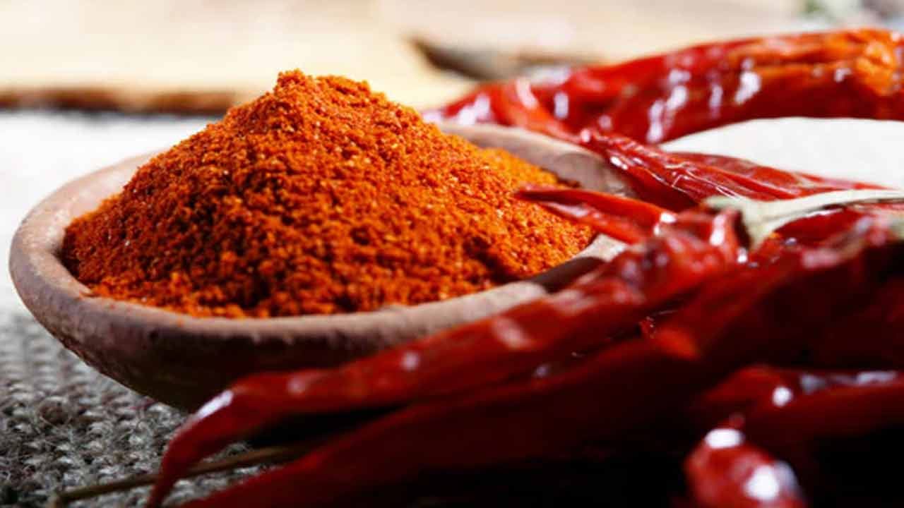 అలాగే కల్తీ కారం గుర్తించడానికి, మిరప పొడికి కొన్ని చుక్కల అయోడిన్ టింక్చర్ లేదా అయోడిన్ ద్రావణాన్ని జోడించాలి. అయోడిన్ చుక్కలను కలిపిన తర్వాత కారం పొడి నీలం రంగులోకి మారితే అది కల్తీ అని అర్థం.