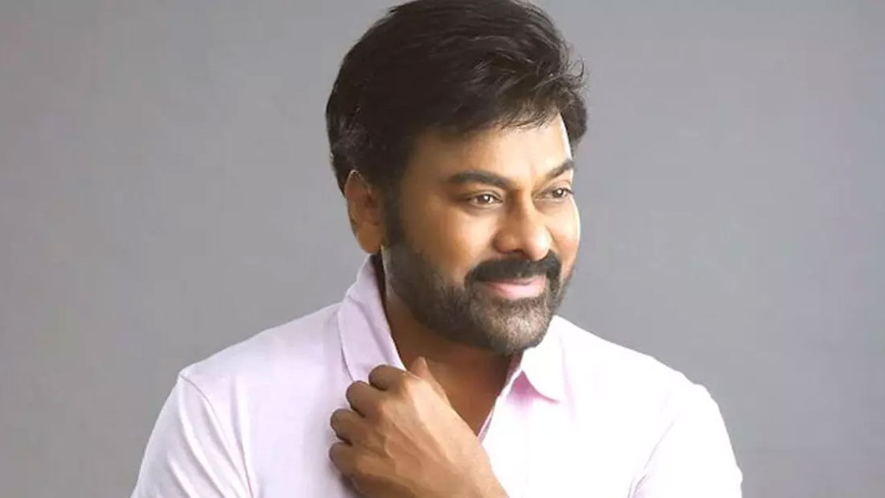 అయితే అసలు ఈ ట్యాగ్ చిరంజీవి కాకుండా మరో హీరో అందుకునే వారంట. వరసగా సూపర్ హిట్స్ అందుకుంటూ, మంచి ఫ్యాన్ బేస్ ఉన్న టాలీవుడ్ స్టార్ హీరో మెగస్టార్ అయ్యేవారంట, కానీ చివరు చిరంజీవికి తన అభిమానులే స్వయంగా ఈ ట్యాగ్ ఇచ్చారు. అయితే చిరు కాకుండా మెగాస్టార్ ట్యాగ్ అందుకునే హీరో ఎవరా? అని ఆలోచిస్తున్నారా?