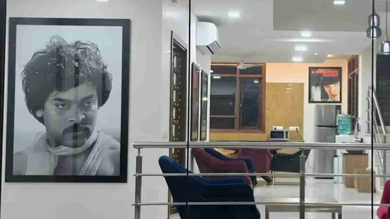 Chiranjeevi: స్టార్ డైరెక్టర్ ఆఫీస్‌లో చిరంజీవి ఫొటో.. ఏ సినిమాలోనిదో కనిపెట్టారా? దీని వెనక ఇంత స్టోరీ ఉందా?