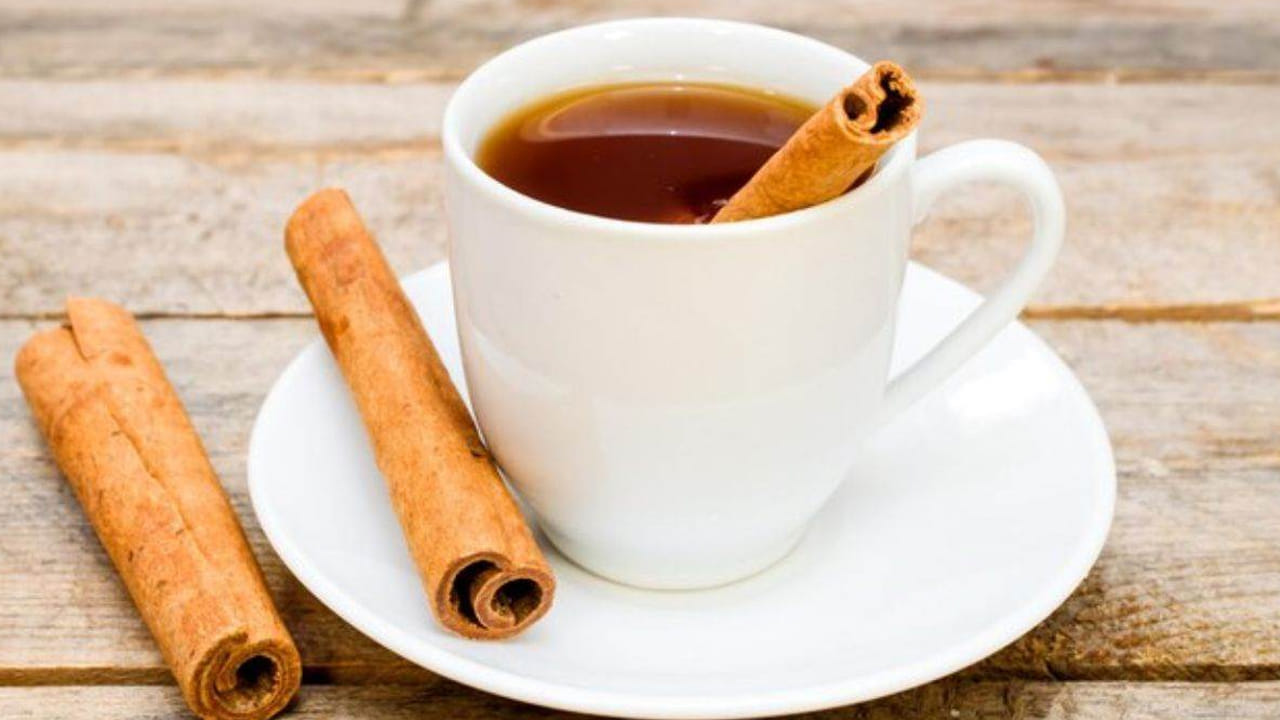 శరీరాన్ని ఆరోగ్యంగా ఉంచుకోవడానికి ఆహారంపై ప్రత్యేక శ్రద్ధ వహించాలి. దీనికోసం పోషకమైన వాటిని ఆహారంలో చేర్చుకోవాలి. ఇందులో దాల్చిన చెక్క కూడా ఒకటి. దాల్చిన చెక్కలో తగినంత మొత్తంలో కాల్షియం, ఫైబర్, యాంటీవైరల్, యాంటీఆక్సిడెంట్, యాంటీ బాక్టీరియల్ లక్షణాలు ఉంటాయి. దాల్చిన చెక్క నీరు తాగడం వల్ల శరీరానికి అనేక ప్రయోజనాలు ఉన్నాయి.