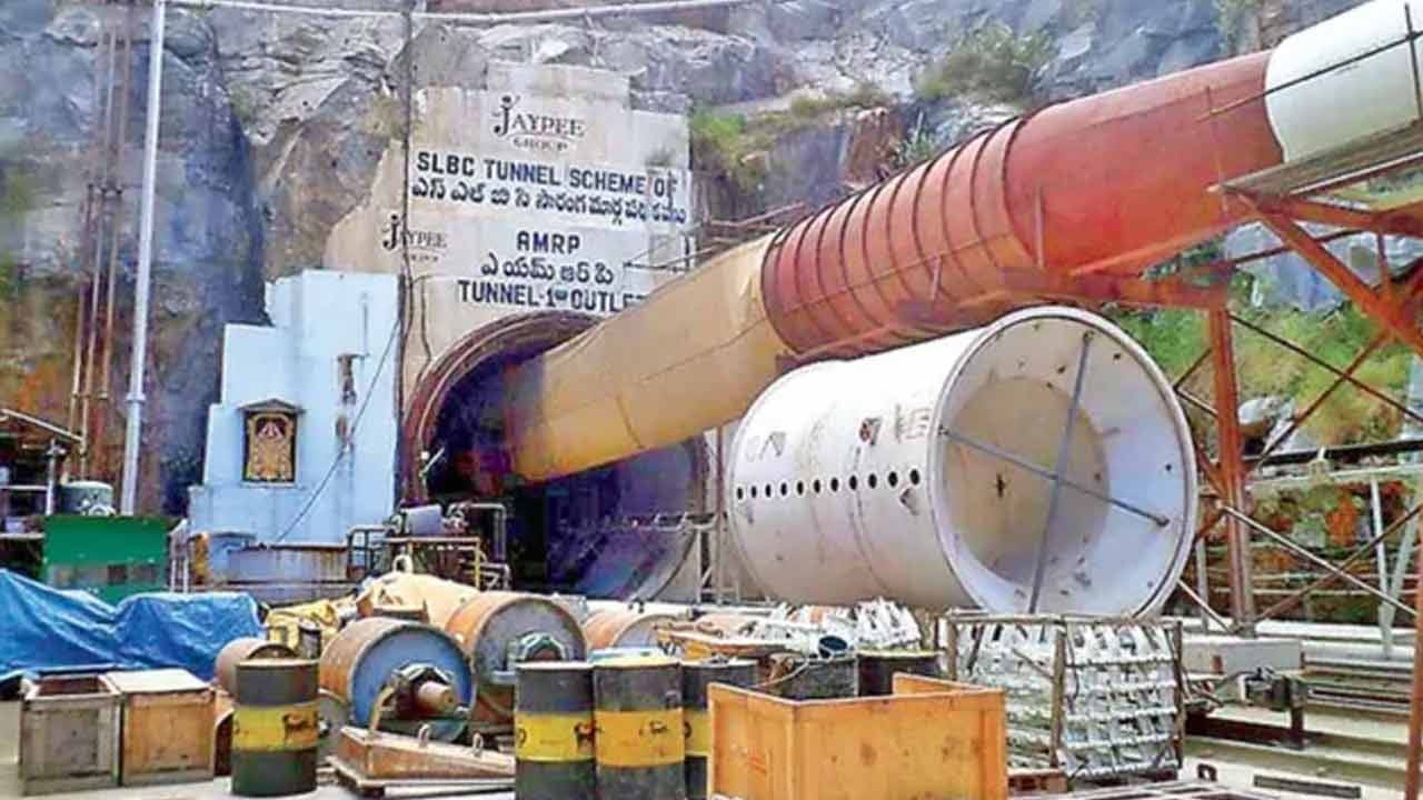 Telangana: కుప్పకూలిన SLBC సొరంగం.. టన్నెల్‌లో 50 మంది కార్మికులు..! హుటాహుటిన బయల్దేరిన మంత్రి ఉత్తమ్..