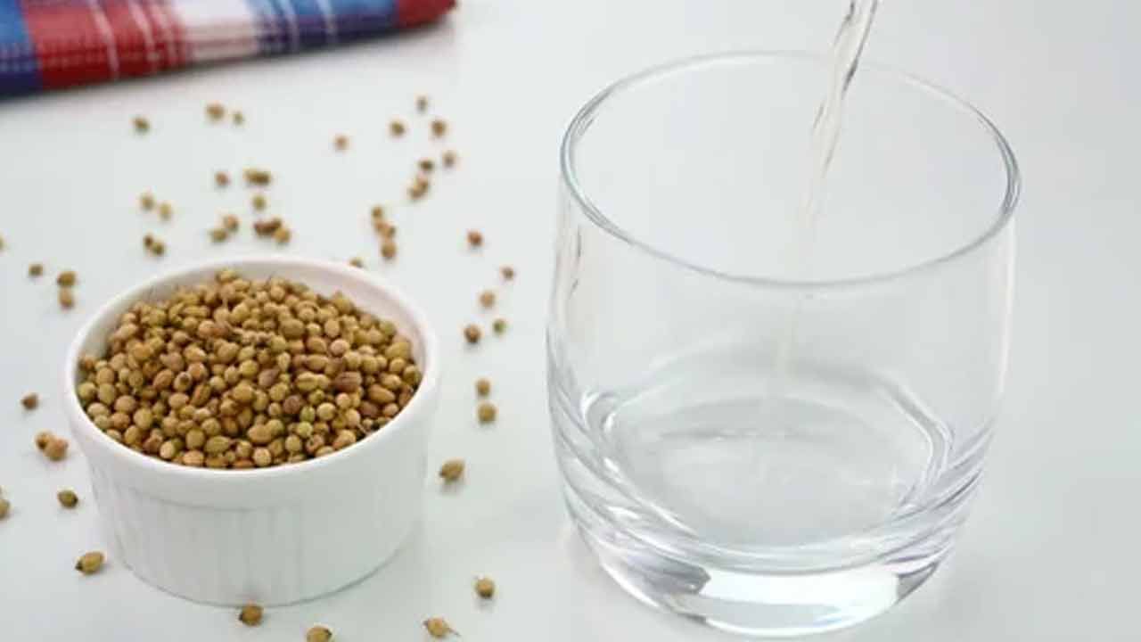 ధనియా వాటర్‌ థైరాయిడ్‌ బాధితులకు కూడా మేలు చేస్తుంది. వీరు క్రమం తప్పకుండా కొత్తిమీర నీరు తాగితే థైరాయిడ్ లక్షణాలు తగ్గుతాయి. 1 టేబుల్ స్పూన్ ధనియాలు తీసుకుని రాత్రంతా నీటిలో నానబెట్టి ఉదయం తాగాలి. ఇది థైరాయిడ్ నియంత్రణలో సాయపడుతుంది. థైరాయిడ్ మందులను తీసుకున్న గంట తర్వాతే ఈ నీటిని తీసుకోవాలి.