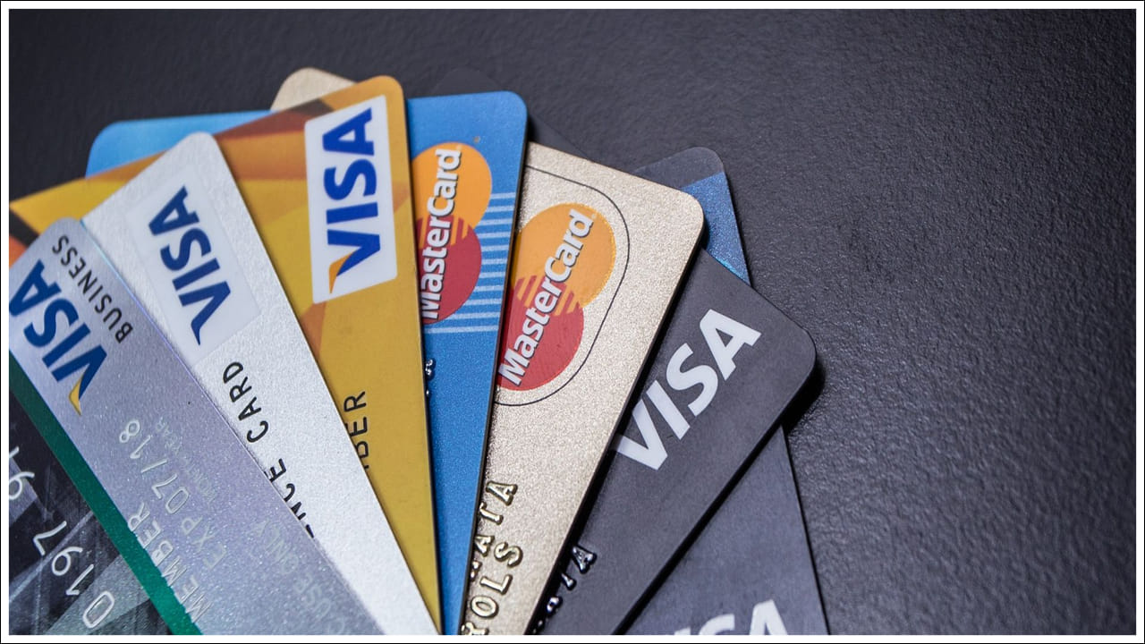 క్రెడిట్ కార్డ్ జారీచేసేవారు తనిఖీ చేసే మరో విషయం ఆదాయం. వారు చెప్పినంత ఆదాయం మీకు ఉంటేనే వారు క్రెడిట్ కార్డును ఆమోదిస్తారు. అంతేకాకుండా, సరైన ఆదాయ పత్రాలను సమర్పించడం కూడా చాలా అవసరం.